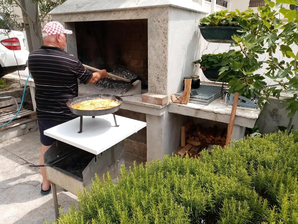 Apartman Ll S Pogledom I Izmedu Splita I Trogira Su Kastela Dalmacija Hrvatska 0*,  Croatia